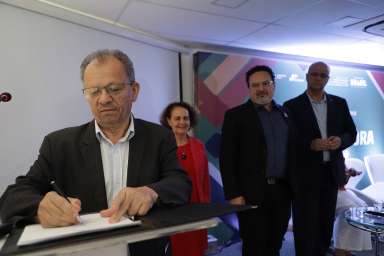 Assinatura do ACT. Foto: Ricardo Labá (Ascom/Sudene).