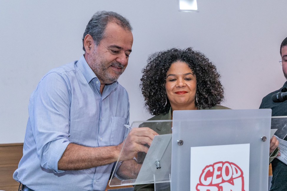 Danilo Cabral e a secretária-adjunta Jessy Daiane. Foto: Elvis Aleluia (Ascom/Sudene) 