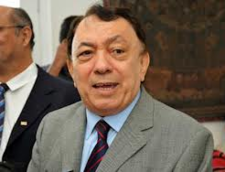 Superintendente Paes Landim sorrindo.