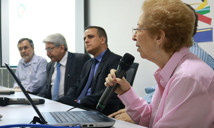 Tânia Bacelar com o microfone na mão, durante sua palestra. A sue lado, Sérgio Buarque e dois diretores da Sudene.
