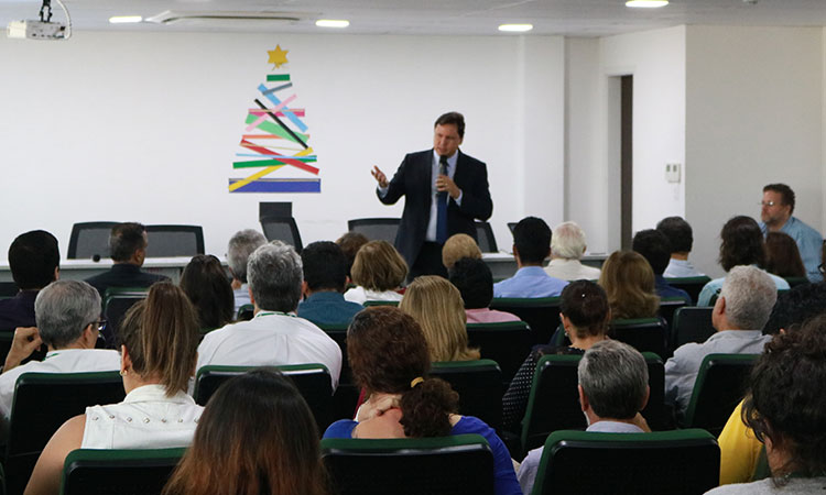 Plateia assistindo à apresentação do superintendente Marcelo Neves.
