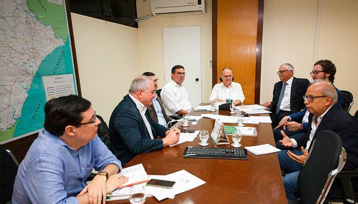 Foto da mesa de reunião, com todos os particpantes;