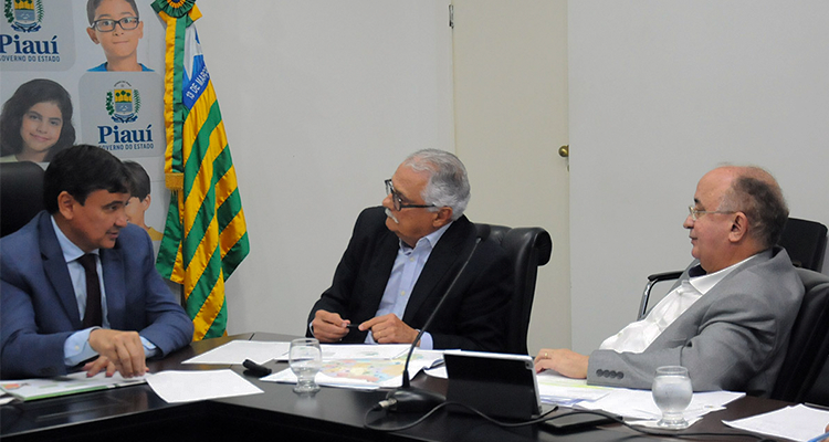 Mesa de reunião com o governador Wellington Dias, o Superintendente da Sudene (Mário Gordilho) e o deputado federal Júlio César.