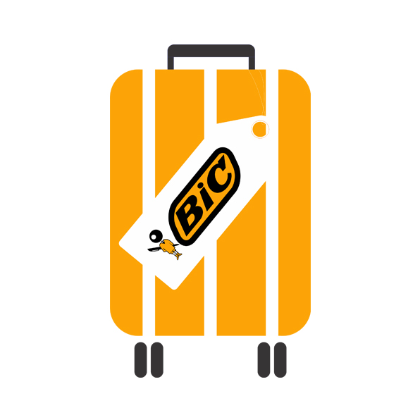 Desenho de uma mala de viagem amarelo ocre, com alça e rodinhas pretas, com uma etiqueta com a marca da BIC.
