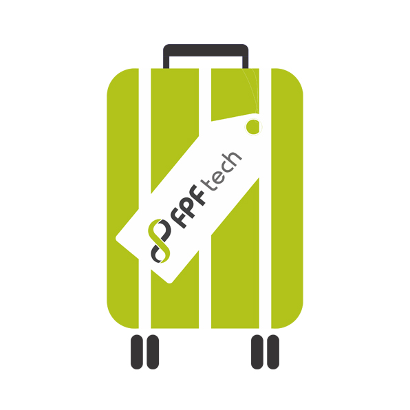 Desenho de uma mala de viagem verde musgo, com alça e rodinhas pretas, com uma etiqueta com a marca da FPF Tech.