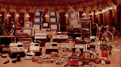 Imagem retirada de uma revista 'Manchete', de 1983, que mostra uma série de produtos feitos no Polo Industrial de Manaus, expostos no palco do Teatro Amazonas.