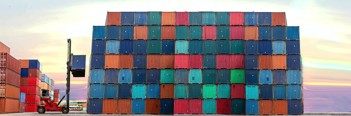 Imagem mostra uma pilha de containers num pátio, sendo organizados por uma empilhadeira.