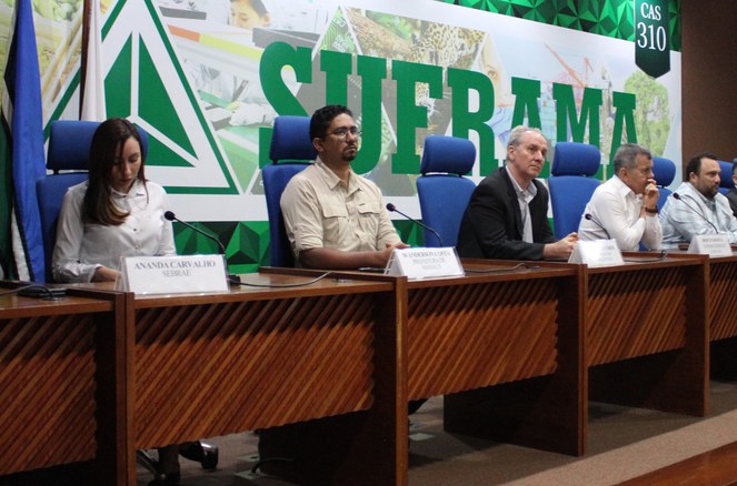 Foto mostra pessoas em evento