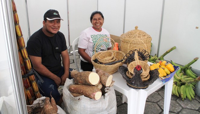 Expositores mostram produtos em feira
