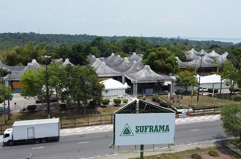 Foto aérea de uma edificação