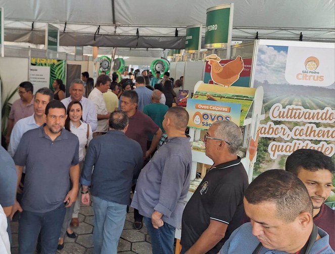 Foto mostra pessoas em uma feira