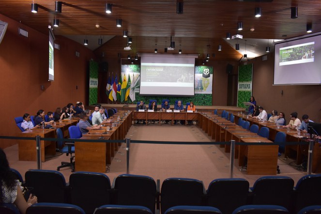 Foto mostra pessoas reunidas em um auditório