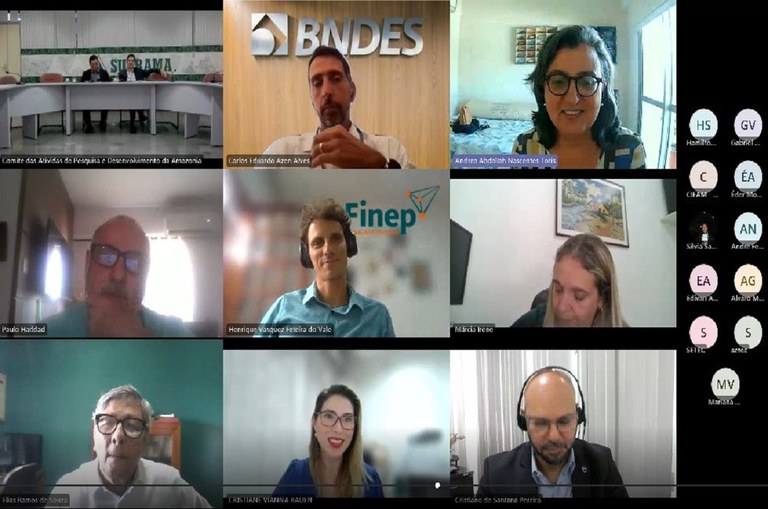 Foto mostra um grupo de pessoas numa reunião online, e que aparecem divididas numa grande tela 