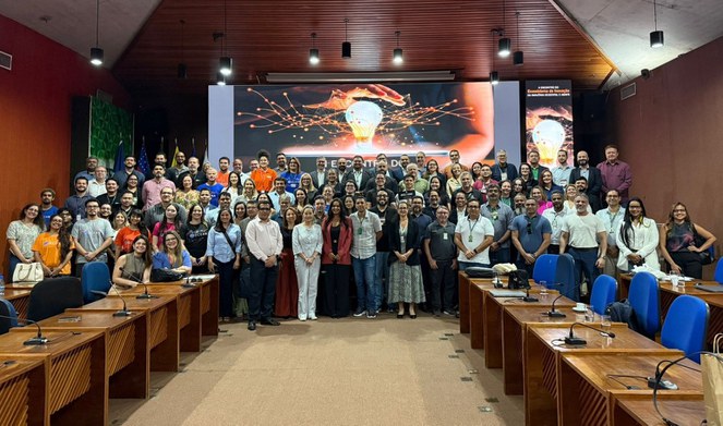 Foto mostra pessoas agrupadas para uma foto