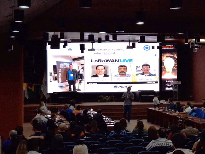 Foto mostra um homem palestrando