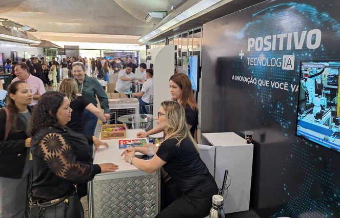 Foto mostra pessoas numa exposição