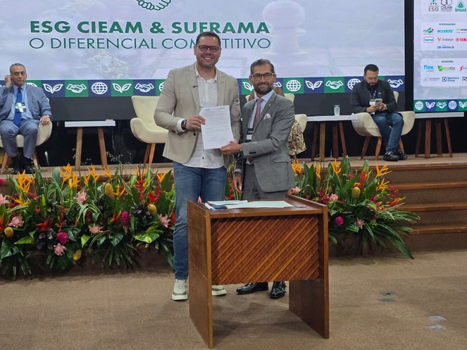 Foto mostra dois homens segurando um documento