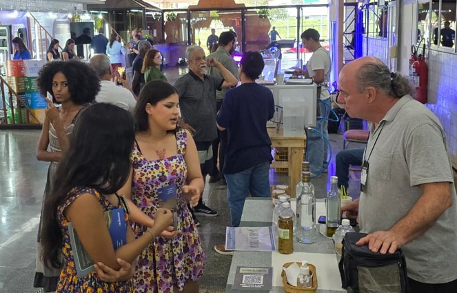 Foto mostra homem mostrando produtos a adolescentes