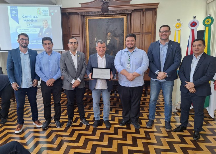 Equipe da Suframa foi agraciada com uma placa comemorativa pela ACA (Foto: Isaac Araújo/Suframa)