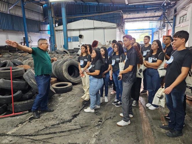 Acadêmicos de administração da UERR visitam empresa Amera