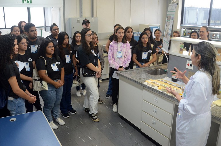 Acadêmicos de administração da UERR cumprem programação extensa na ZFM