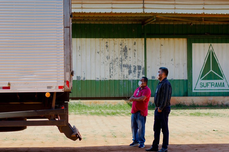Auditores Fiscais da Sefin e servidores da Suframa iniciaram a ação conjunta no último dia 1º (Foto: Divulgação/Suellen Santos)