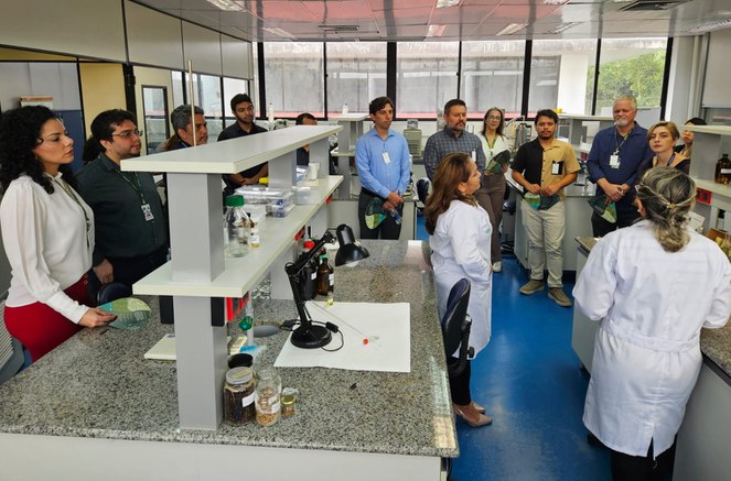 Foto mostra representantes de instituições como a Suframa, em visita às instalações do CBA