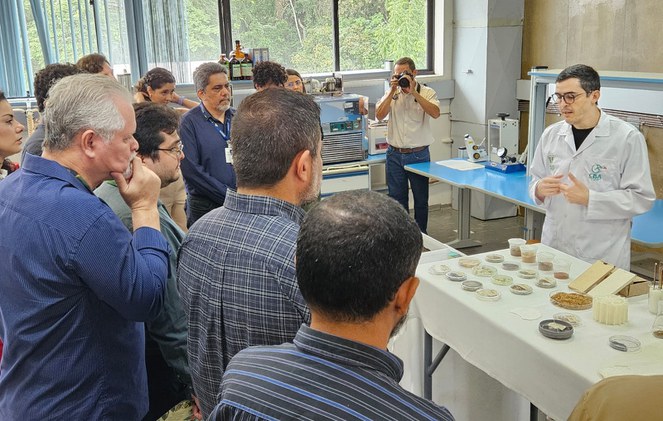 Foto mostra o servidor do CBA, que está de jaleo branco, mostrando projetos em execução no Centro