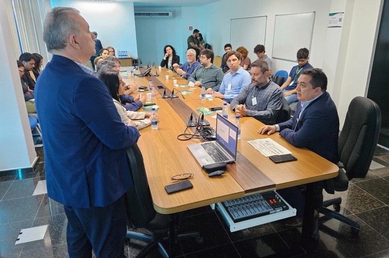 Foto mostra o superintendente-adjunto de Desenvolvimento e Inovação Tecnológica da Suframa falando no encontro realizado na sede do Centro de Bionegócios da Amazônia