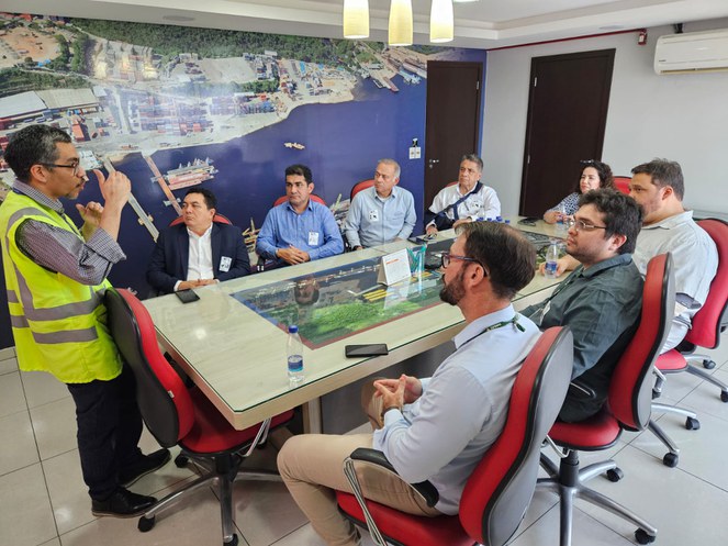 Agentes portuários e governamentais do Peru e Suframa, em visita ao Porto Chibatão