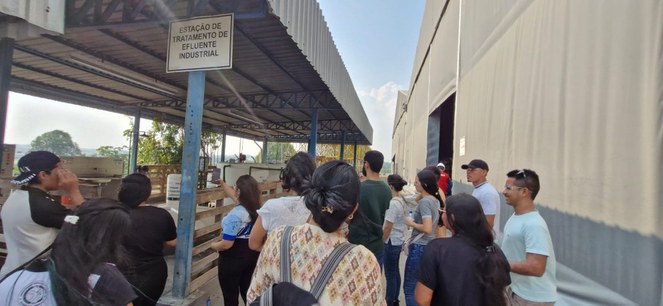 Alunos da Ufam-Itacoatiara na na estação de efluentes da Caloi