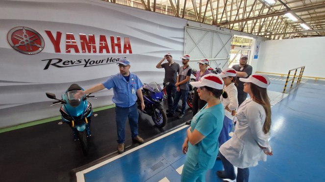 Alunos de Medicina na fábrica da Yamaha pelo ZF de Portas Abertas