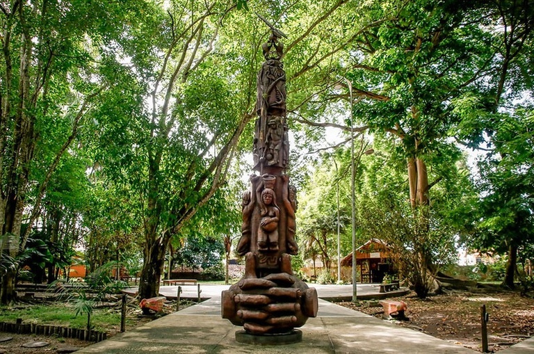 Foto mostra uma área de museu com imagens e paisagens