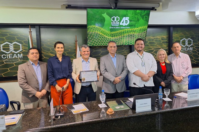Foto mostra pessoas posando para foto após encontro
