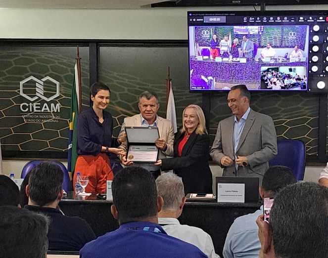 Foto mostra autoridade recebendo placa de homenagem