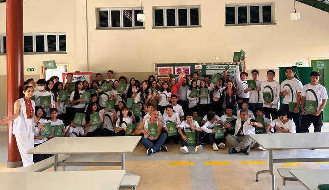 Foto mostra grupo de pessoas posando para foto após evento