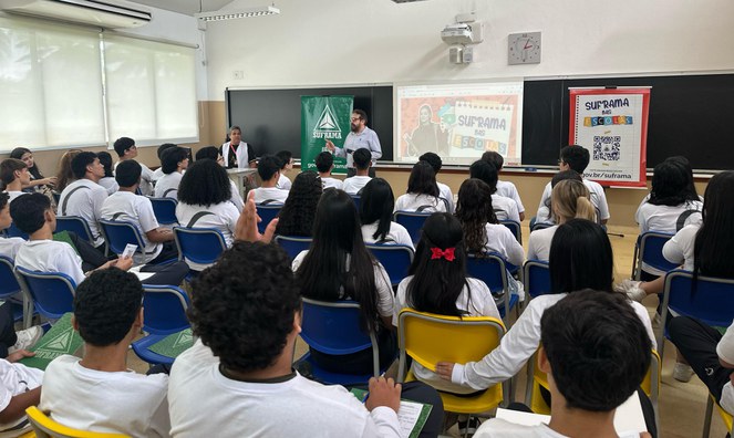 Foto mostra homem com barba e óculos falando em público