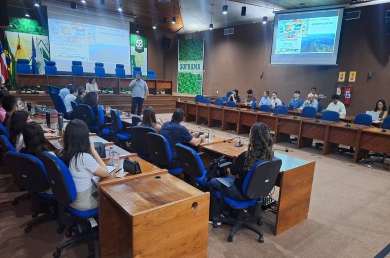 Foto mostra homem com microfone na mão fazendo uma explanação