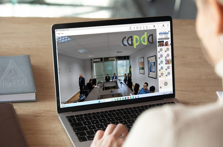 Foto mostra uma arte com a figura de uma pessoa manuseando um notebook