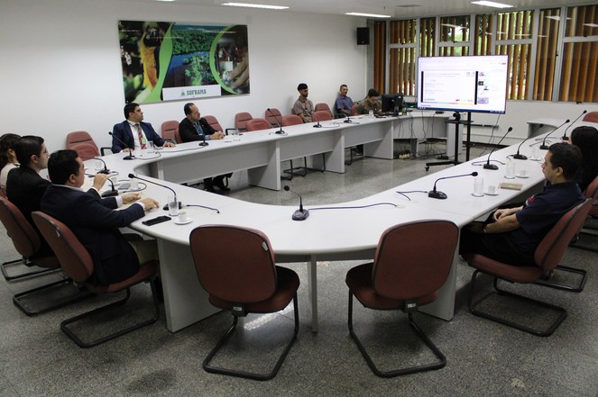 Foto mostra pessoas reunidas em evento virtual