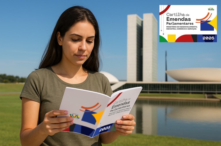 Foto mostra mulher segurando uma cartilha