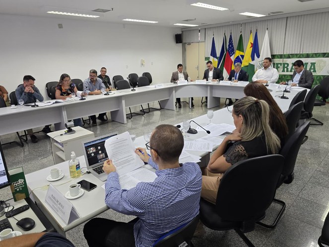 Foto mostra pessoas em uma reunião