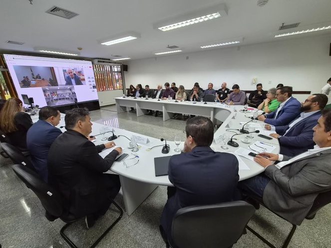 Foto mostra pessoas em uma reunião no formato de videoconferência