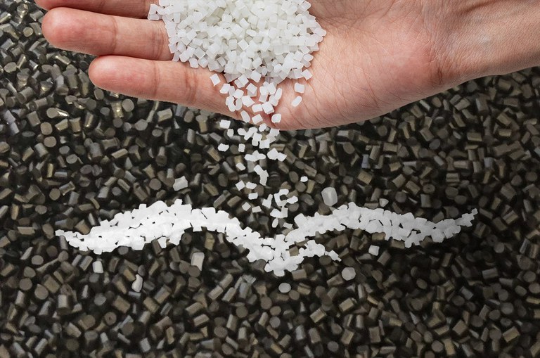 Foto mostra a arte de uma garça em pleno voo e envolvida por objetos plásticos