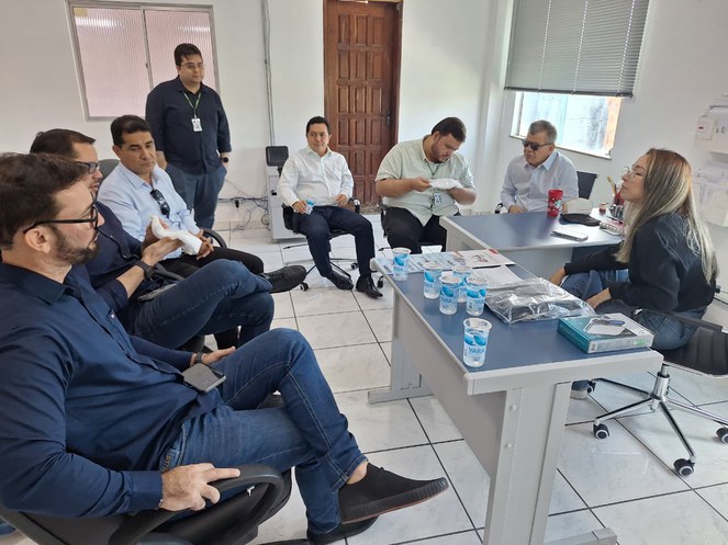 Foto mostra pessoas reunidas numa sala