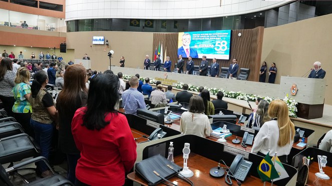 Foto mostra pessoas em posoição de respeito durante o Hino Nacional tocado em eventov público