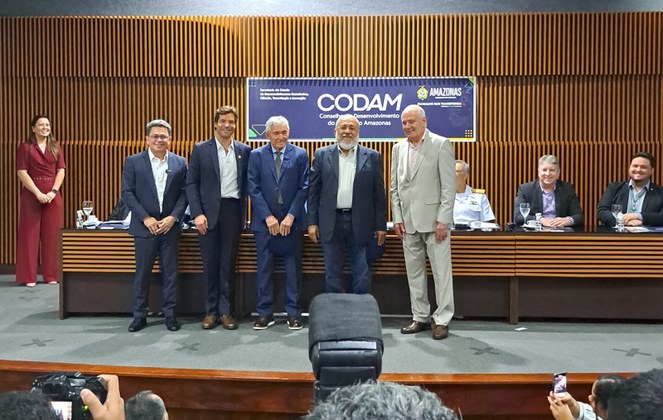 Foto mostra cinco homens de blazer posando para fotografia