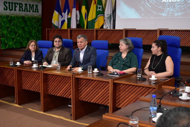 Cinco pessoas sentadas em um evento