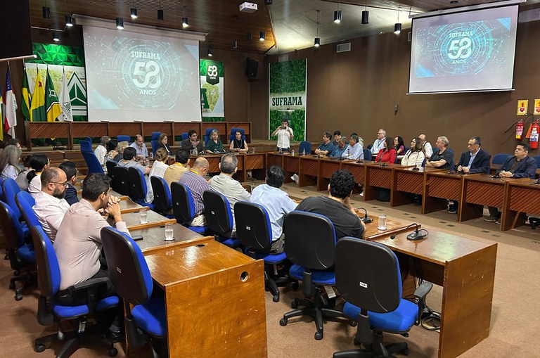 Pessoas participam de uma reunião em um auditório