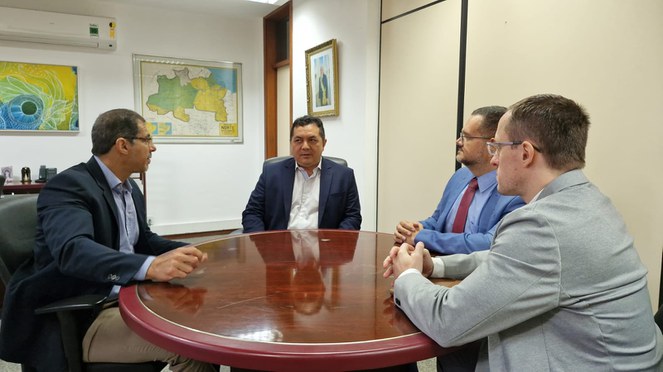 Foto mostra o superintendente-adjunto de Desenvolvimento e Inovação Tecnológica da  Suframa (de ter azul e sem óculos) falando durante reunião com a Defensoria Pública do Amazonas